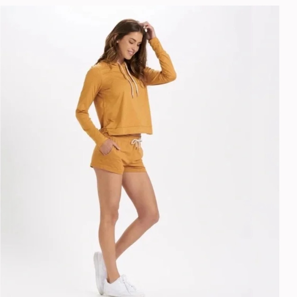 NWT Vuori Halo Performance hoodie
Size XL
Color is Flax Heather